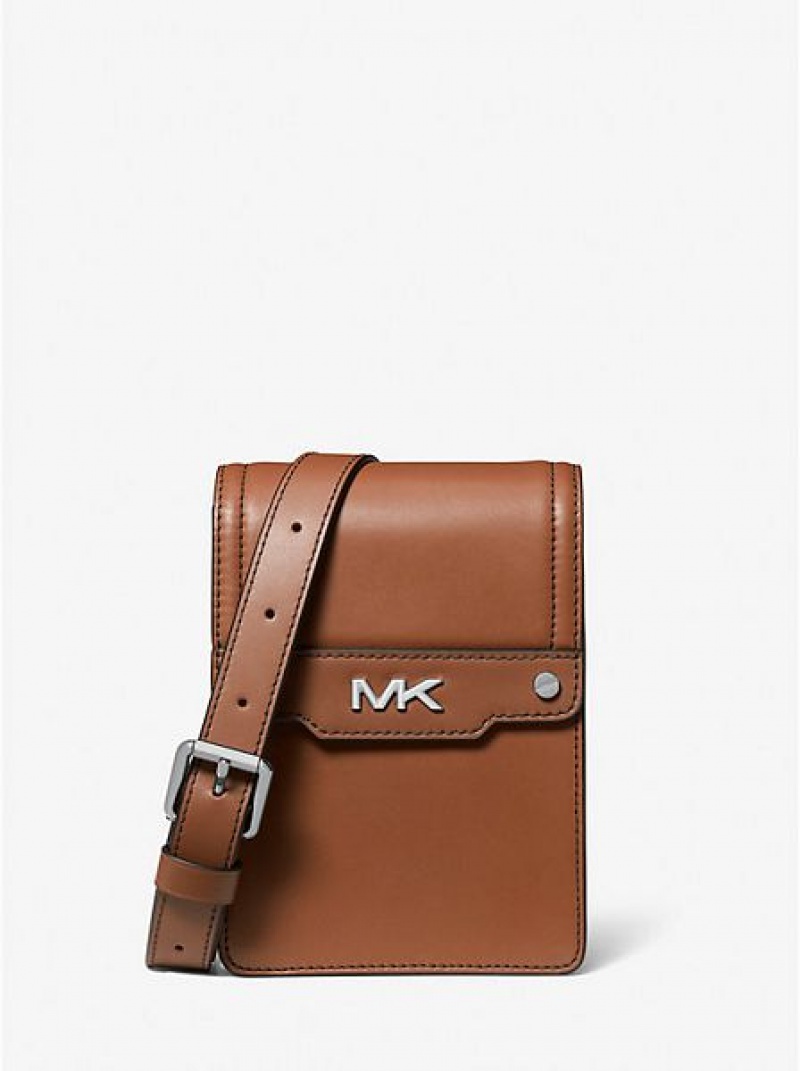 Bolsas Crossbody Michael Kors Varick Couro Smartphone Marrom | 017382-UNO